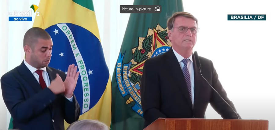 Alegações falsas feitas por Bolsonaro sobre o processo eleitoral são desmentidas com provas. Bolsonaro na reunião com embaixadores.